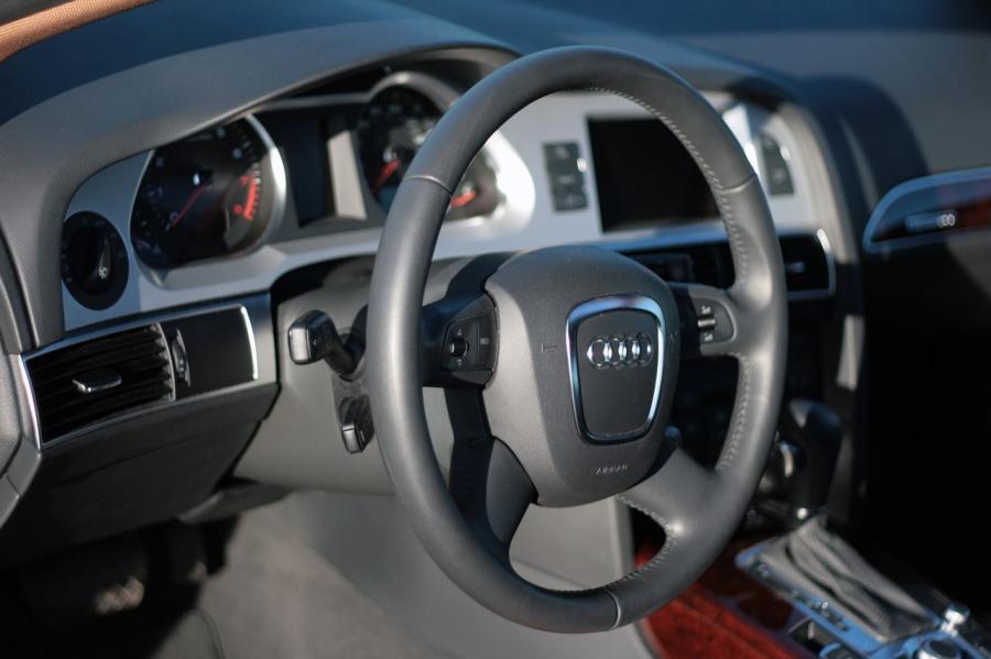 Панель приборов Audi A6 3.0T Quattro Sedan (4F, C6) 2008 года  (NA) (фото 15 из 34)